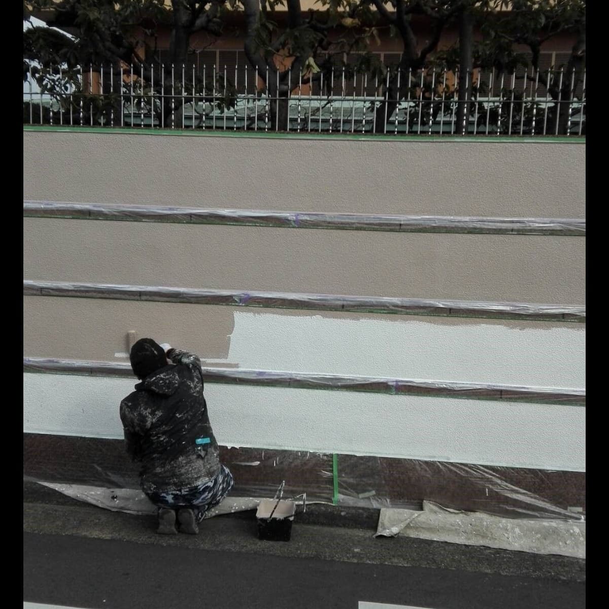壁を塗る職人